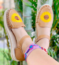 Load image into Gallery viewer, La Flor Que Sigue el Sol