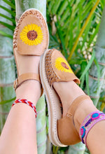 Load image into Gallery viewer, La Flor Que Sigue el Sol